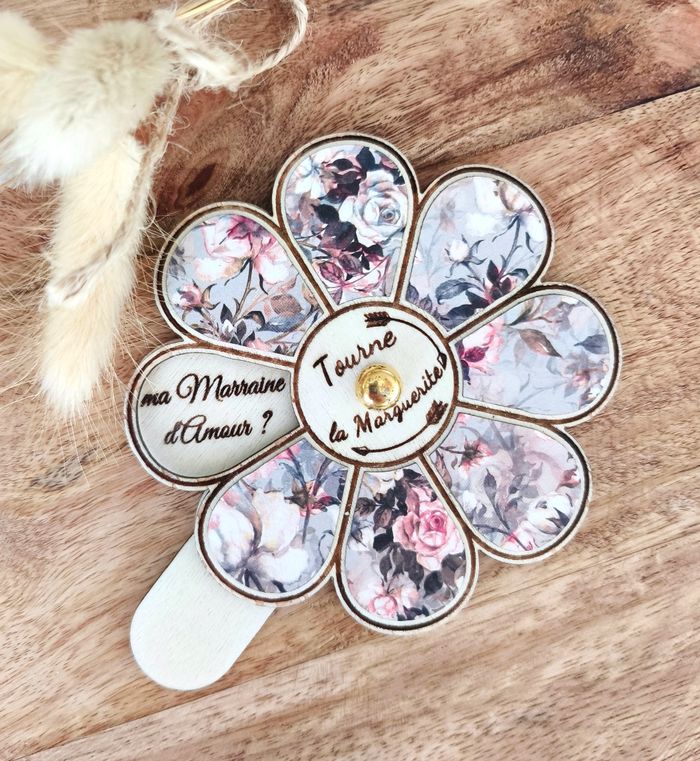 Jolie pâquerette tournante fleurie en bois "Veux-tu être ma Marraine ?" - photo numéro 4