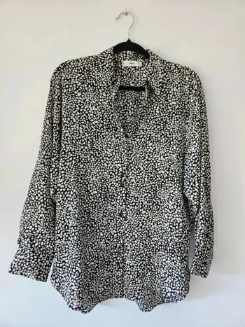 Chemise satinée à motifs noirs et blanc Mango taille 38 / M