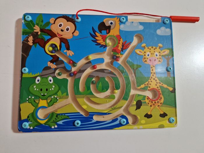 Jeu avec bille aimanté à déplacer