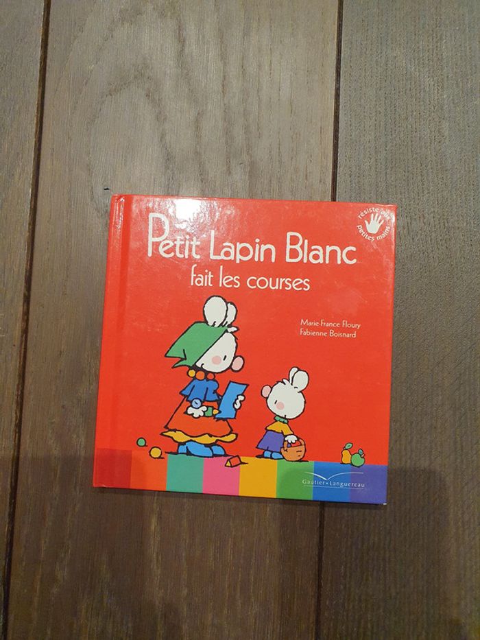 Petit lapin blanc fait les courses