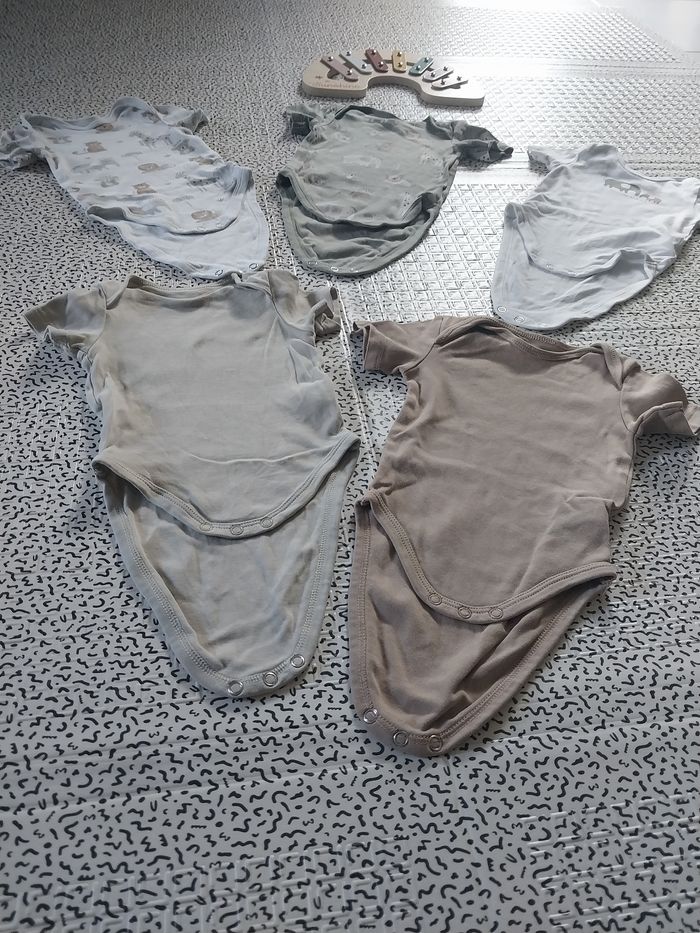 Lot de 5 bodies bébé manches courtes – C&A – Taille 68 cm (3-6 mois) - photo numéro 2