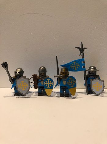 Figurine type lego 4 soldats templiers. Templiers