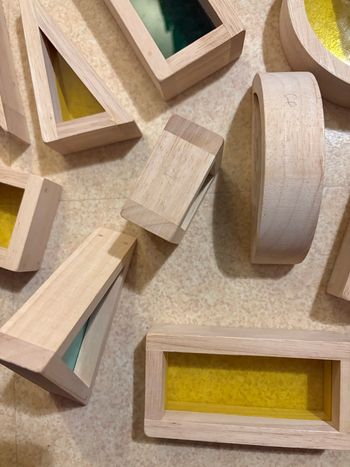 Blocs sensoriels en bois colorés (inspiration Montessori) 