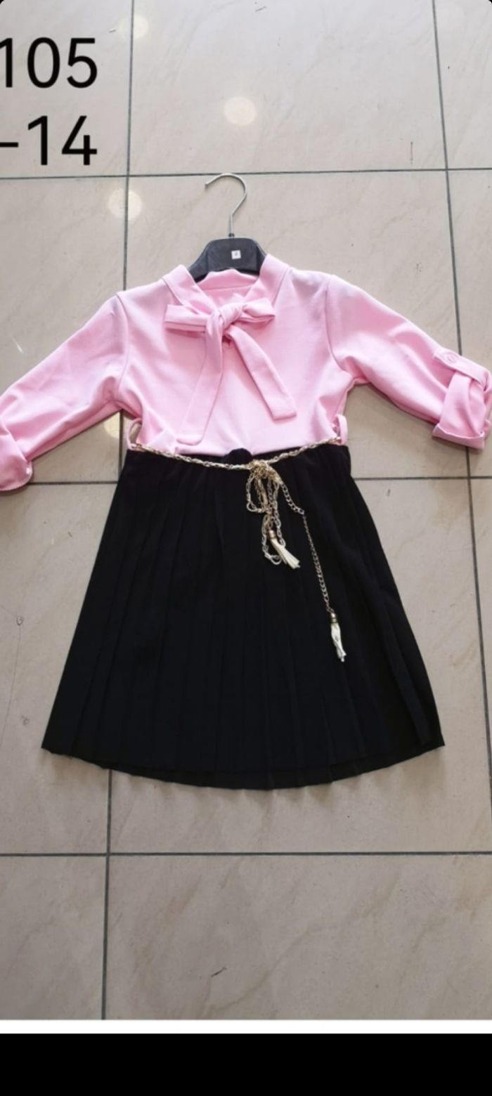 Robe avec chaîne tour taille