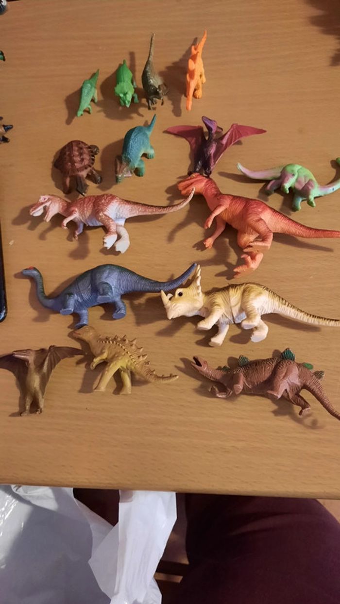 Lot 15 dinos