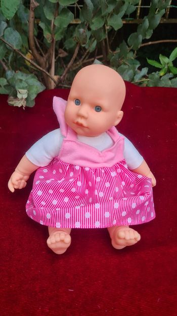 Petite poupée et sa robe neuve