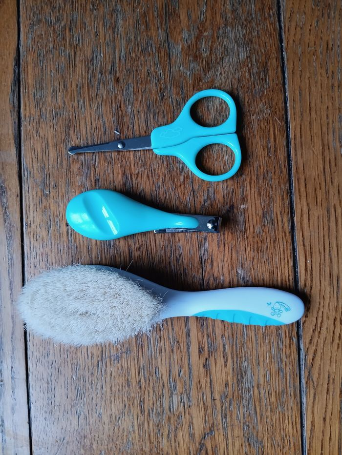 Brosse ciseaux et coupe ongles bébé - photo numéro 2
