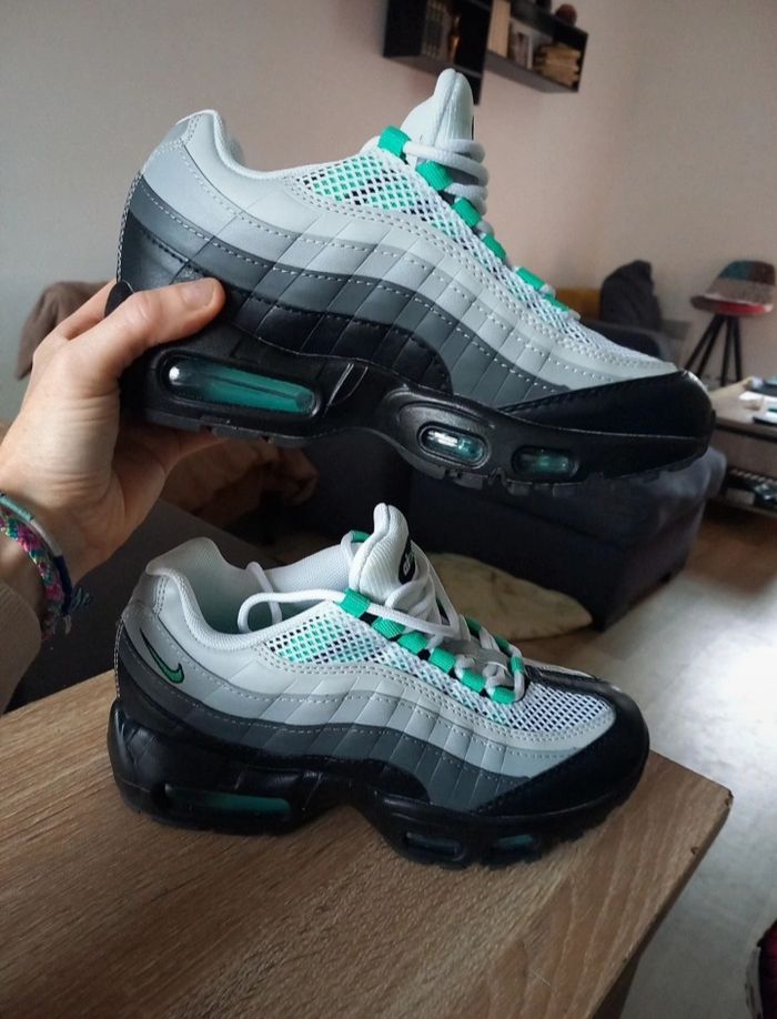 Basket Nike Air max 95  Neuve  T 37,5 - photo numéro 4