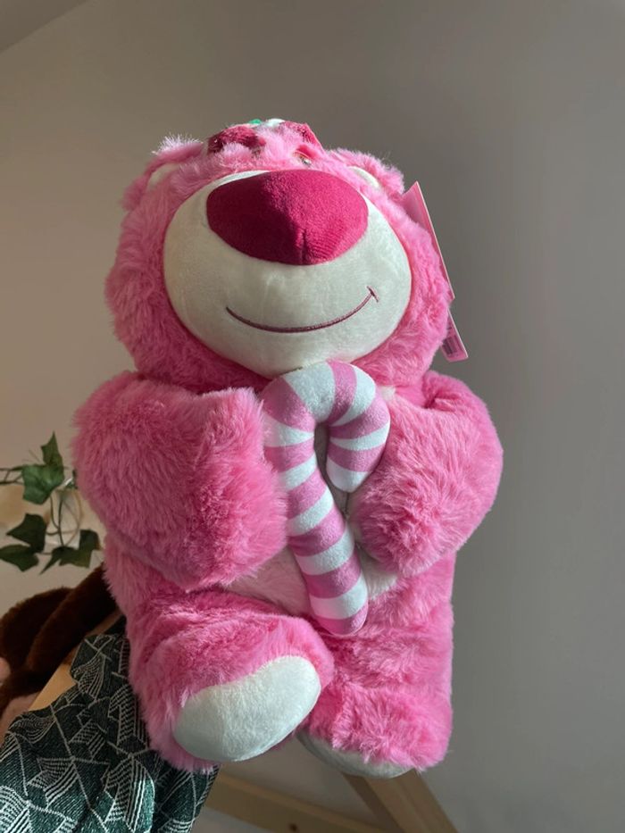 Grande peluche Disney Pixar Lotso l'ours à la fraise 🍓 - photo numéro 16