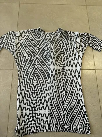 Robe blanche et noir, taille unique, longueur 85cm