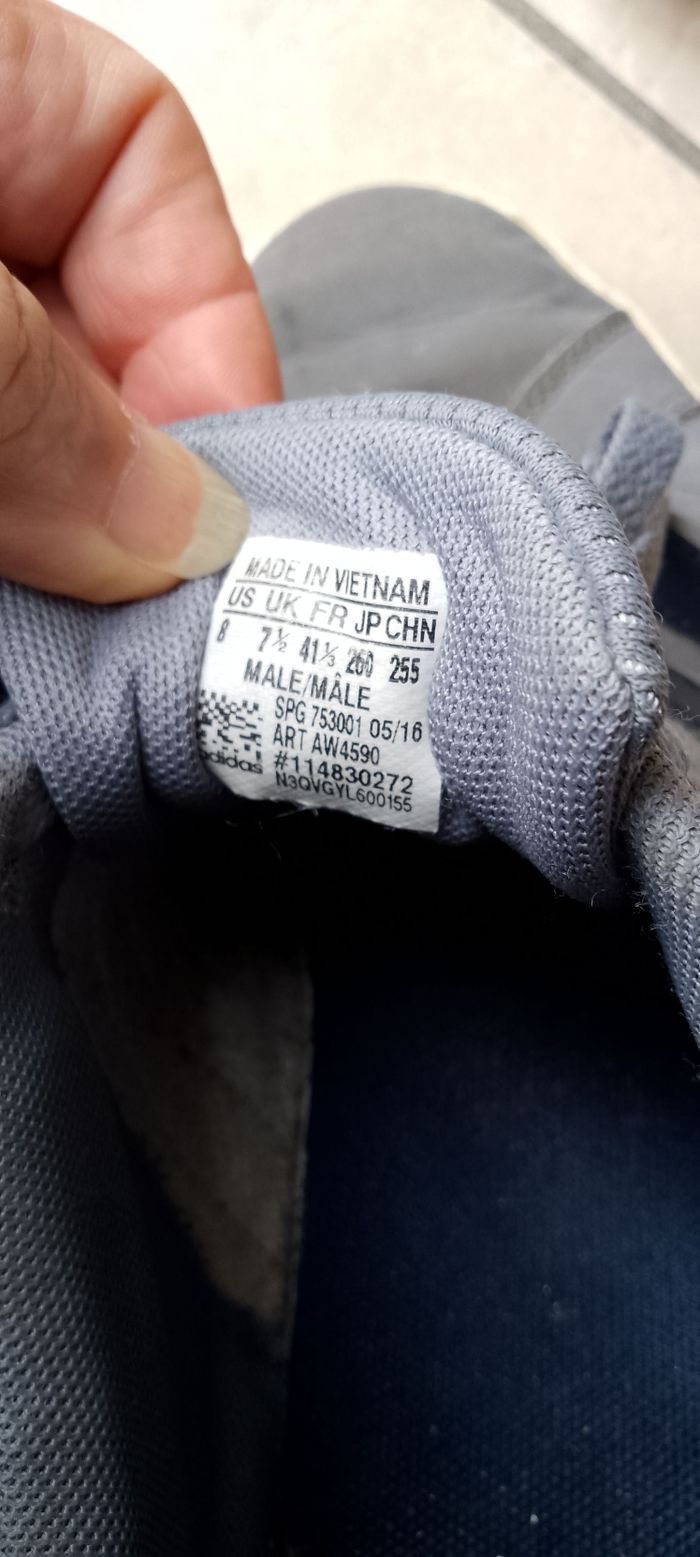 Jolie basket Adidas grises  bandes bleues marine 41,5 . Bon état. Usées en haut du talon voir photo. Pliure au niveau des orteils. - photo numéro 8