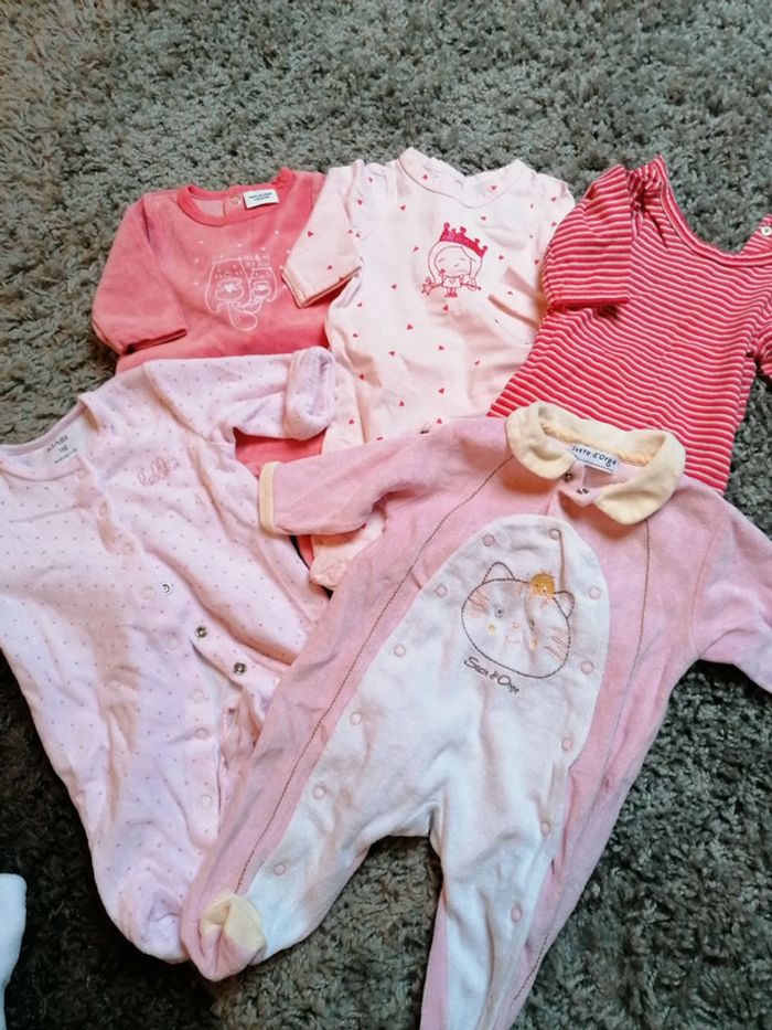 Pyjamas 1 mois. 3 e au choix - photo numéro 2