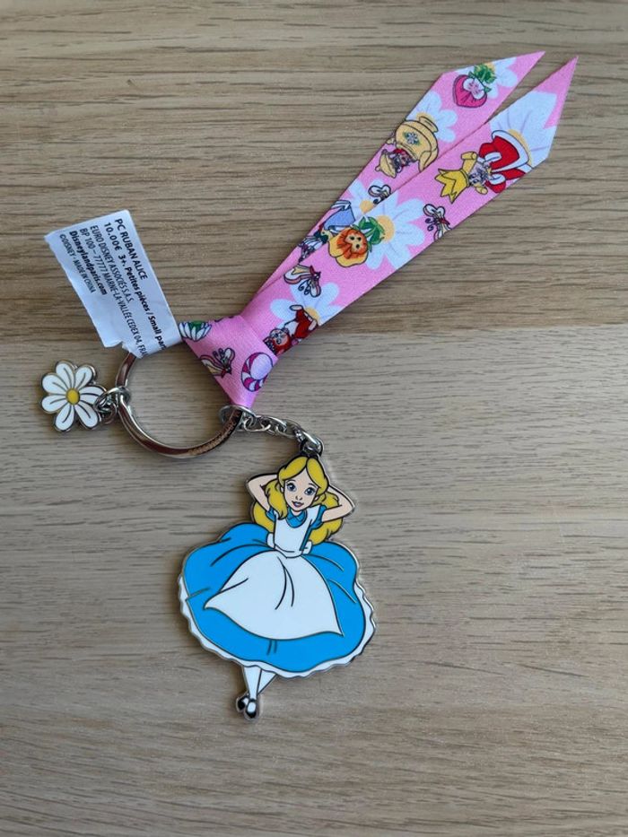 Porte-clés Disney Alice au Pays des Merveilles - Ruban Fleuri - Disneyland Paris