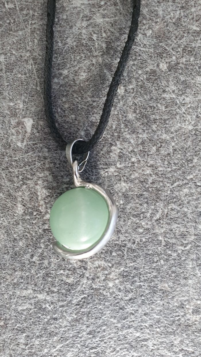 Pendentif boule verte sur cordon