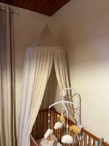Ciel de lit bébé couleur nougat