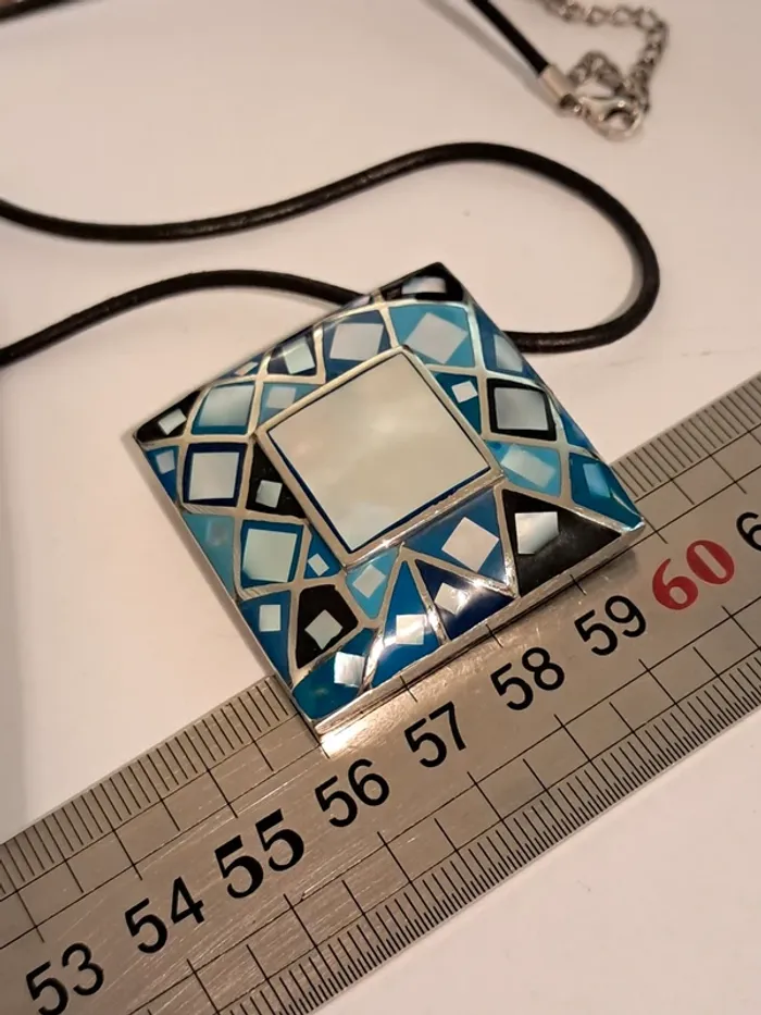 Grand pendentif en métal émail et nacre sur cordon - photo numéro 4