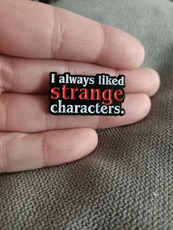 Pins spécial étrange