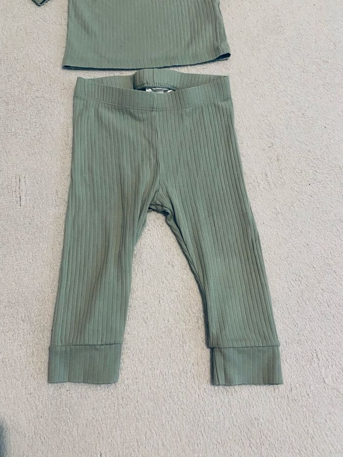Ensemble fille H&M 9 mois – Haut vert + legging assorti, bon état - photo numéro 2