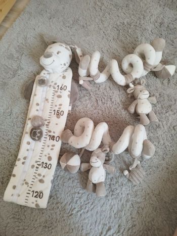 Lot d’articles bébé – Toise en peluche + spirale d’éveil