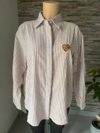 Chemise rayée et cœur brodé