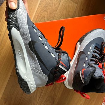 Chaussure pour montagne Nike taille 38.5
