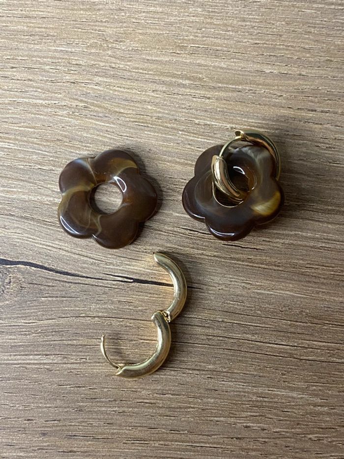 Paire de boucles d'oreilles créoles tendances fleurs - photo numéro 5