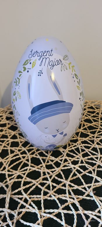 DOUDOU LAPIN PAQUES SERGENT MAJOR MARIONNETTE RAYURES BLEUES THEO JOUET OEUF METAL