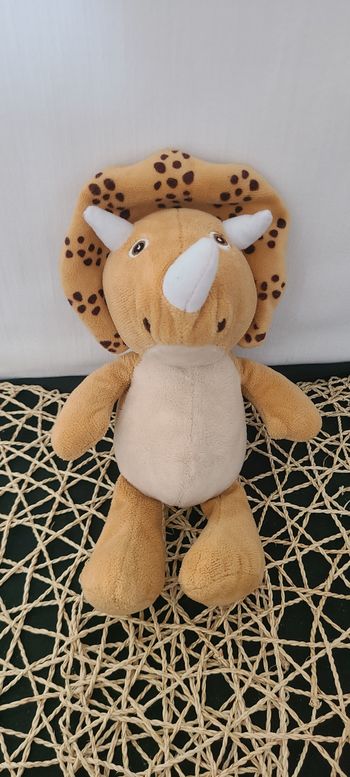 Peluche doudou dinosaure tricératops UK CA beige marron blanc