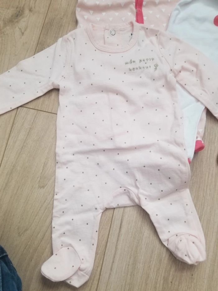4 pyjamas léger 1mois - photo numéro 2