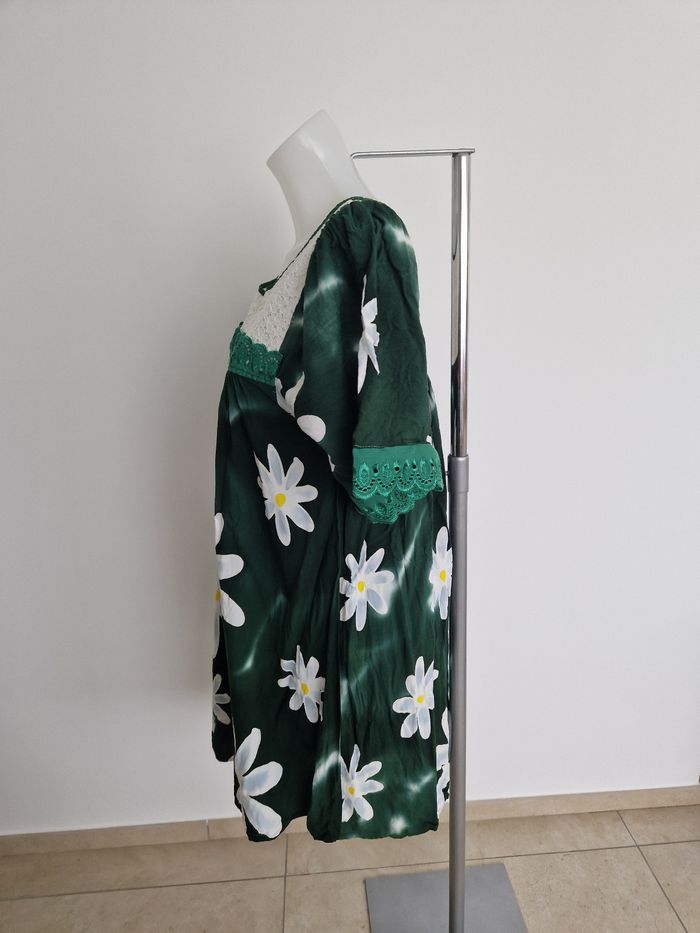 Robe polynésienne verte à fleurs blanches - photo numéro 3