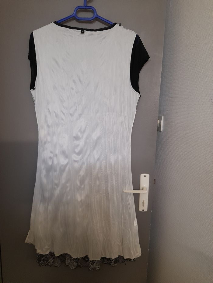 Robe noire et blanche - photo numéro 4