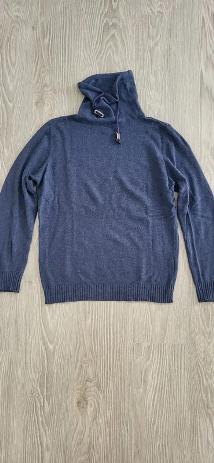 Pull bleu avec col long
