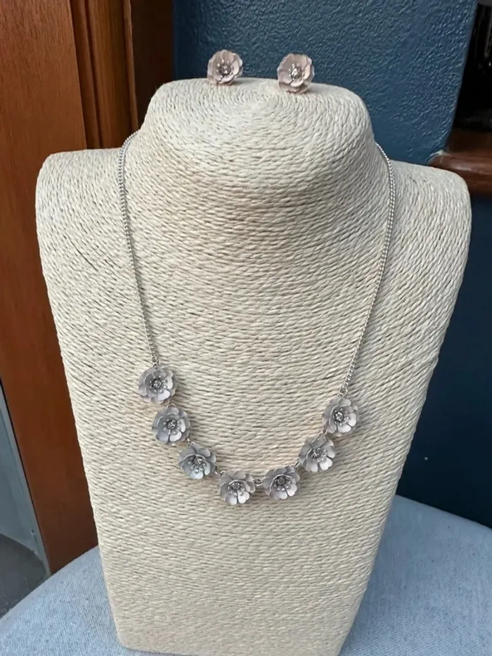 Parure collier + boucles d'oreilles fleur rose pale - photo numéro 3