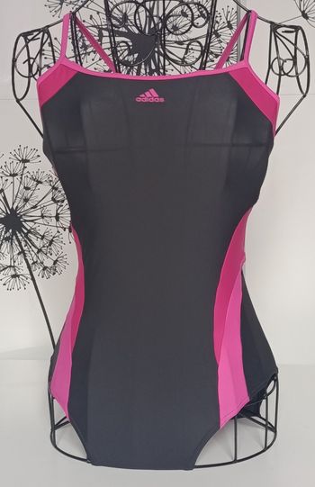 Maillot de bain une pièce de couleurs noire et rose fushia. Taille 14 ans.