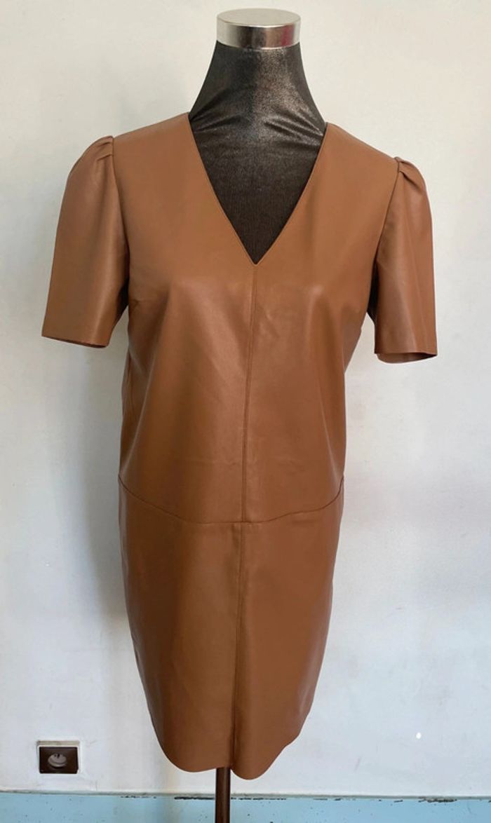 Jolie robe en similicuir couleur camel.
