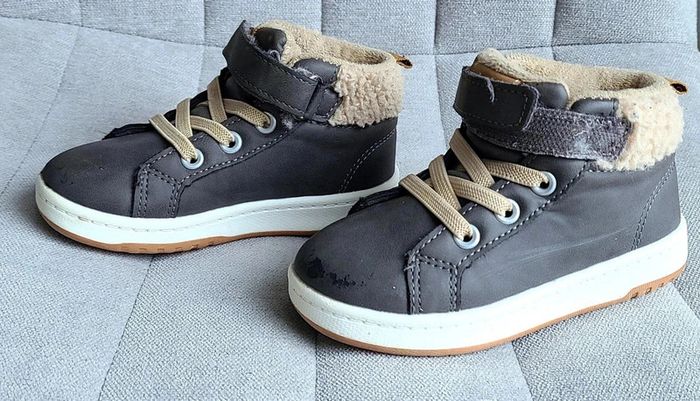 Chassures montantes fourrées taille 23 - photo numéro 2