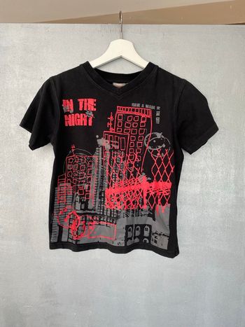 T-shirt noir avec motif rouge et gris en relief taille 10 ans 