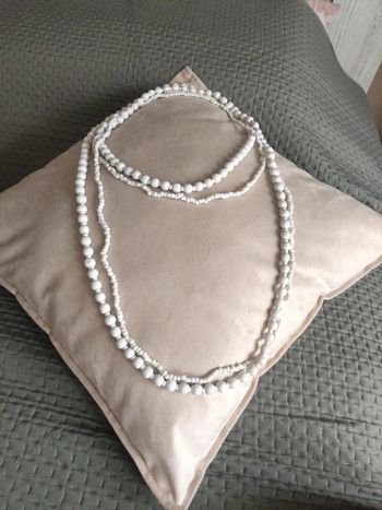 longs colliers blancs vintage