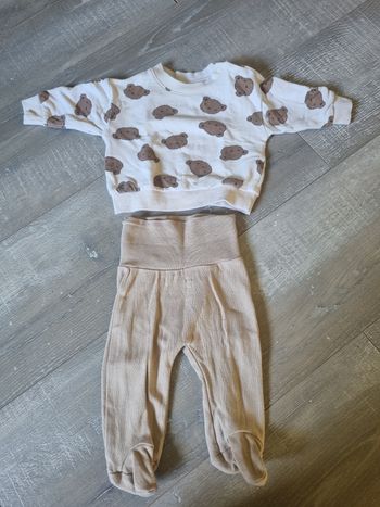 Ensemble pull + pantalon chaussettes 1 mois