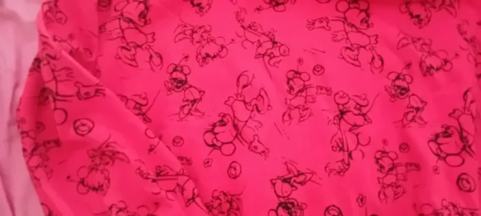 Très joli pull rouge disney 100 taille 38/40 - photo numéro 4