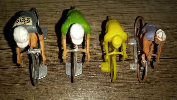 Lot 4 cyclistes anciens en plastique - photo numéro 2