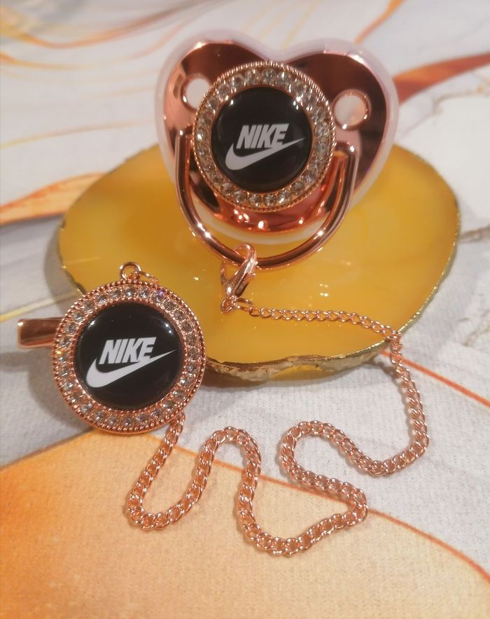 Tétine Nike rose gold