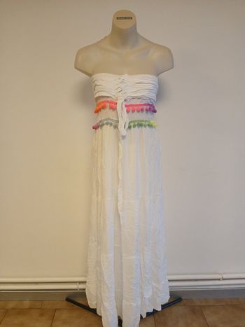 Robe longue blanche pompons arc en ciel
