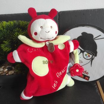 Doudou marionnette Coccinelle Cocci adore les fleurs rouge Baby nat Vert Bn698