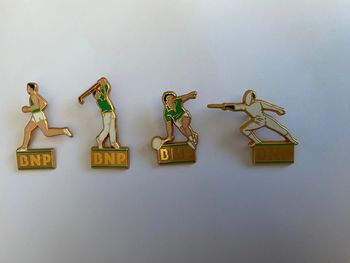 Lot de 4 pins  / pin’s BNP