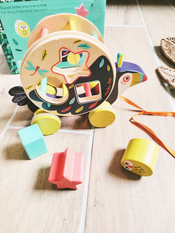 🦜Boîte à formes à tirer Pakou le Toucan en bois marque Moulin Roty - photo numéro 2