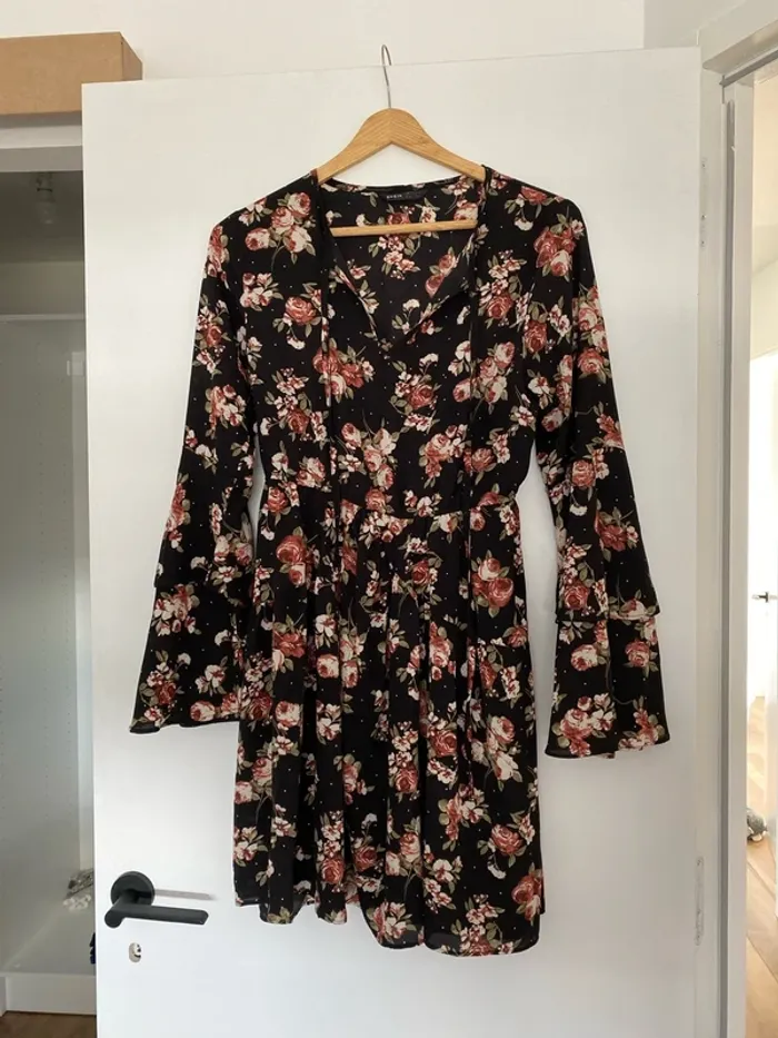 Robe noire fleurie
