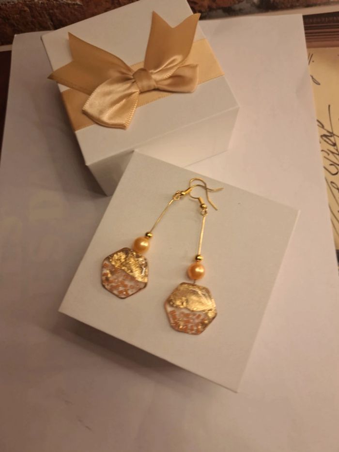 Boucles d'oreilles pendante en résine orange et doré