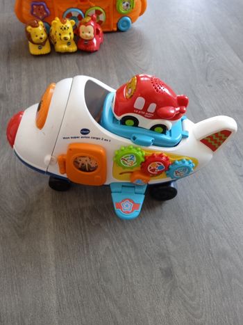 Avion cargo et petit avion