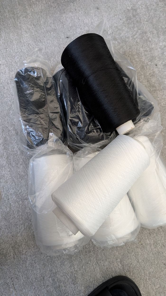 Lot de bobines de fil pour surjeteuse / surfilage